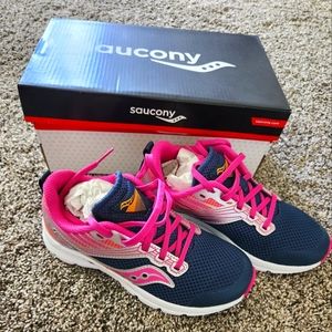 Girl's Saucony Axon Sneakers - Size 1M